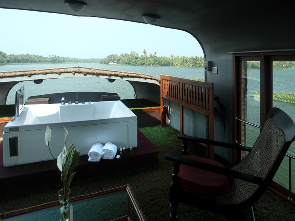 Vasundhara Sarovar Premiere Alappuzha Exterior foto