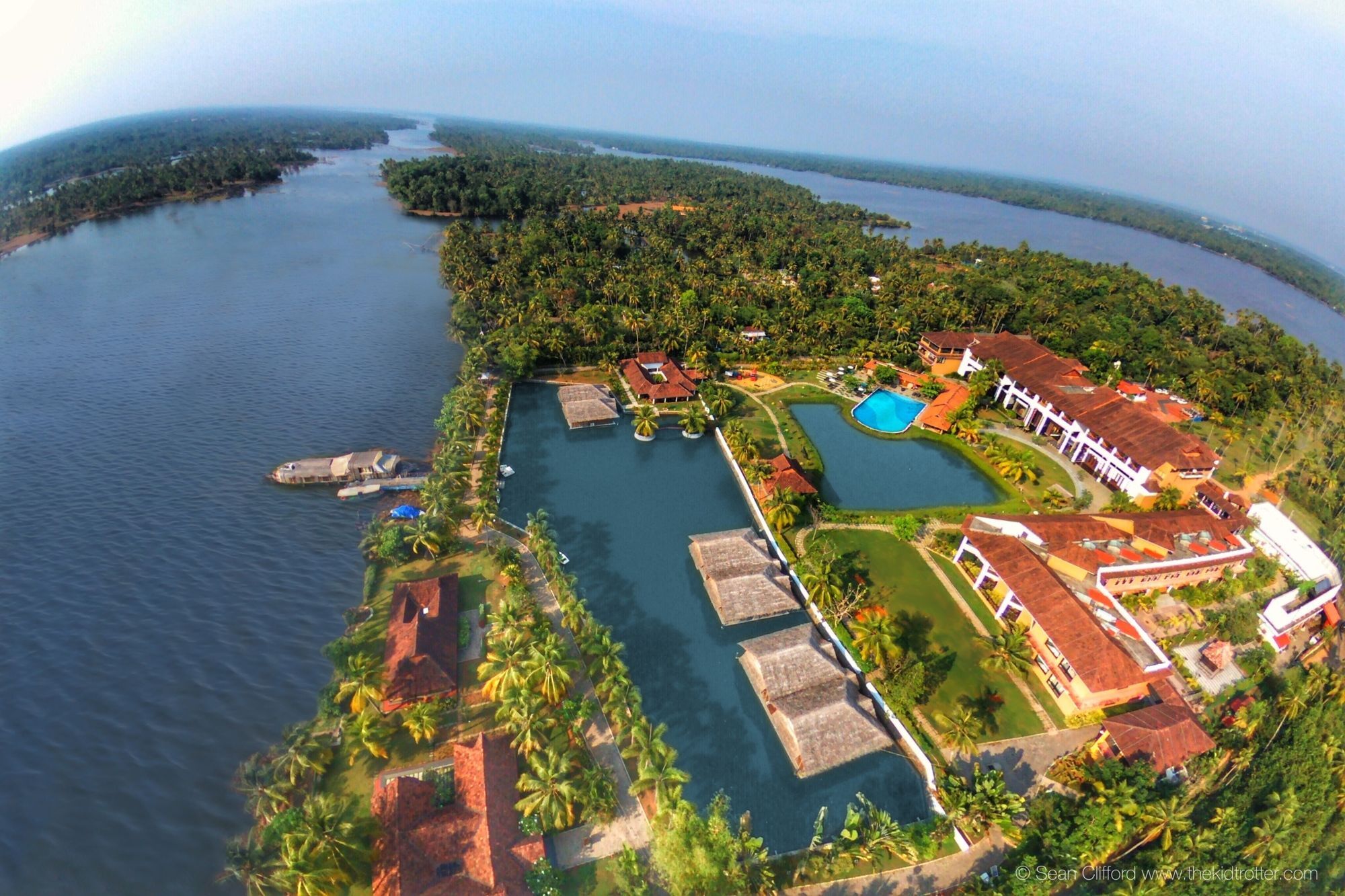 Vasundhara Sarovar Premiere Alappuzha Exterior foto